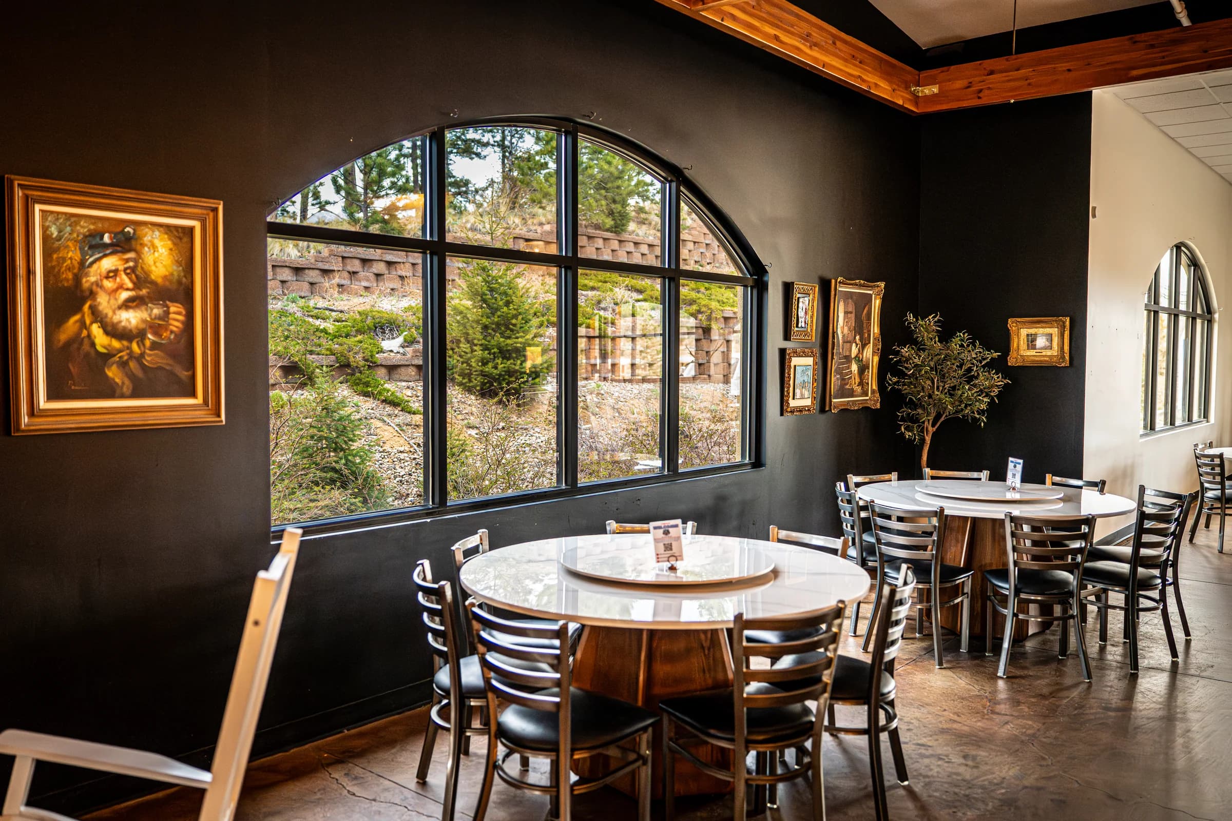 Wide view of the Snowpack Pizzeria dining room from the entrance